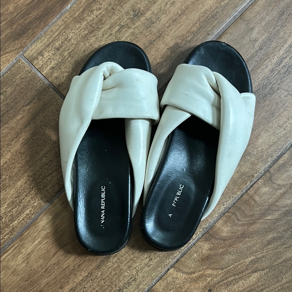 Banana Republic Cream and Black Slide Sandals